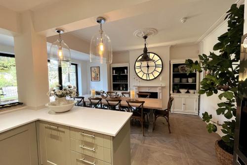 Upper Town House | Stunning Town House in City Centre- Free Parking!