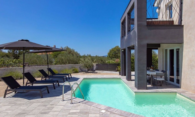 Sveti Ivan Dobrinjski House | Stunning villa for 5 people with WIFI, A/C, hot tub, private pool, TV, terrace and pets allowed