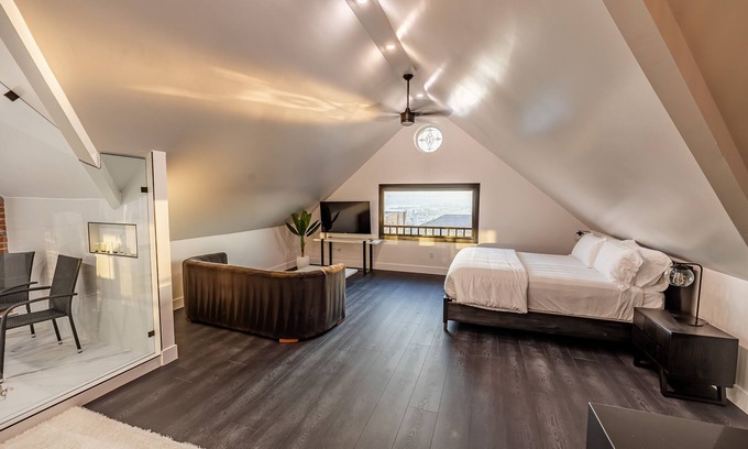 Bankers Hill Apartment | Stunning Zen Penthouse w/Dream Bathroom & Views by Little Italy and Convention C