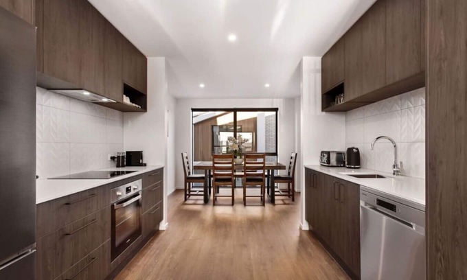 Addington Apartment | Stylish Brand New Sunny 3Bdrm 3Bth garage sleeps 6