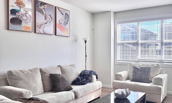 West Edmonton House | Stylish Family Friendly 3 Bedroom Home near WEM With A/C