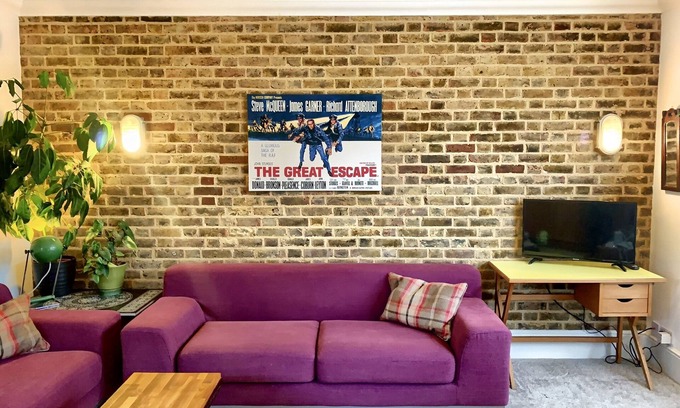 Bush Hill Park Apartment | Stylish London flat with parking and great transport links