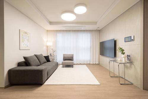 Tobongil-tong Apartment | Stylish Modern Condo, 3 Bedrooms, 2 Bathrooms, 4 Air Conditioners, 65-inch TV, Laundry Machine & Dryer