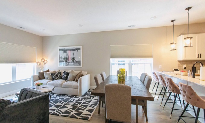 Little Italy House | Stylish Pristine New Townhouse with porch and rooftop deck- 5 min from downtown!