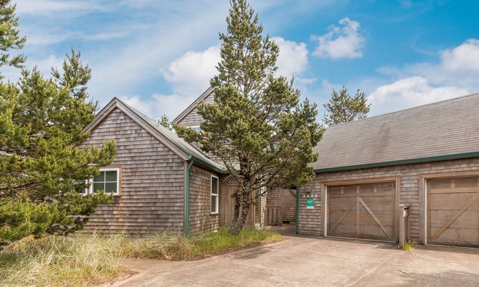 Shorepine Village House | Stylish Spacious 2 Bedroom, Walk to the Beach, or Explore Shorepine Village