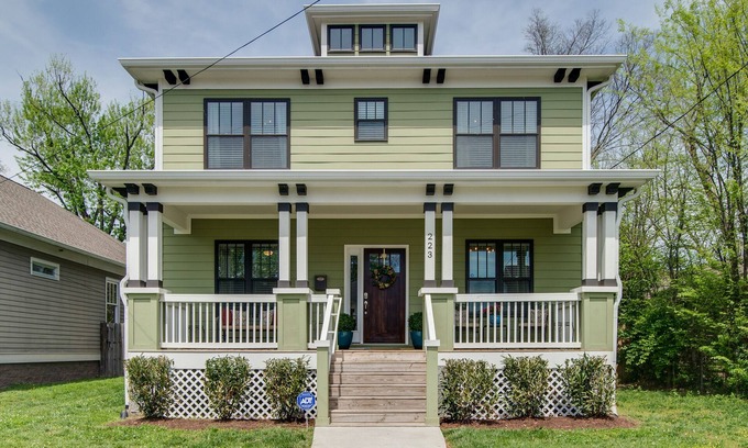 McFerrin Park House | Summer Discounts! Big Yard for Pets! Restaurants!BROADWAY/Downtown 1 ML TOPGOLF!