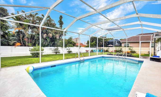 Connors House | Summer Fall Sale! Beach Daze-Heated Pool-Walk to Beach-Pickleball close!