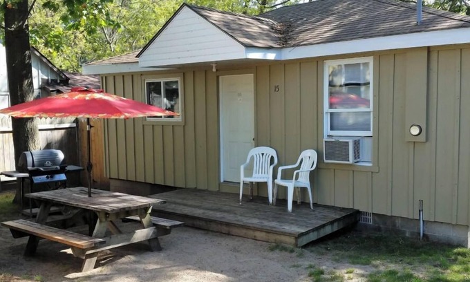 Wasaga Beach Cottage | SUMMERHILL