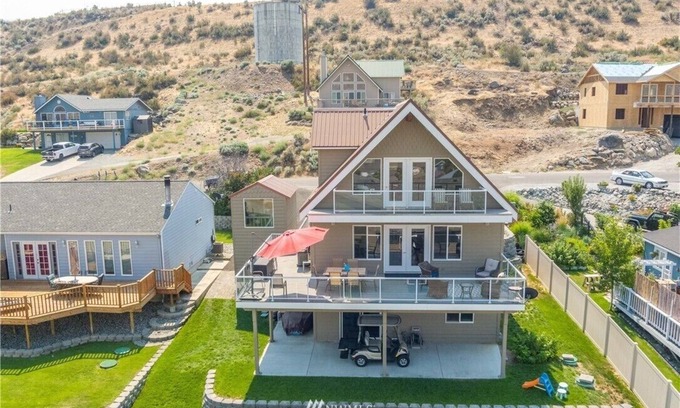 Orondo House | Sun Cove - Lake Entiat Getaway - 3 bedroom + loft with lake views!n