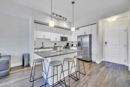 Midtown Apartment | Sunny 1BR Unit With Free Parking Prime Location