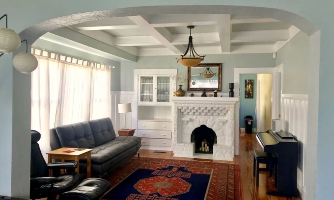 South Berkeley House | Sunny Berkeley 3 bedroom/2 bathroom house near BART (subway)