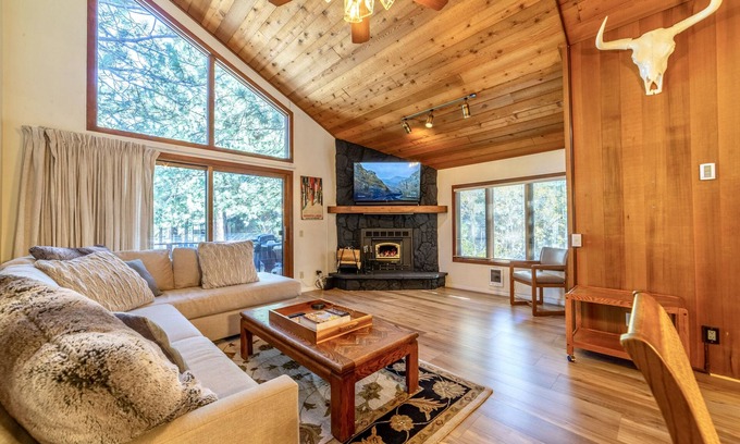 Mammoth Lakes House | Sunny, Large, Updated, Pet Friendly Townhome, Spa, Wifi and Free Parking