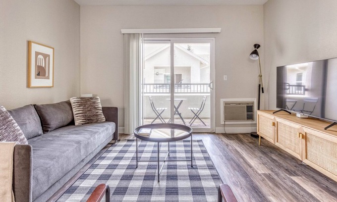 Santa Clara Apartment | Sunny Santa Clara 1BR w/ AC, W/D, Gym, Pool, near highways, by Blueground