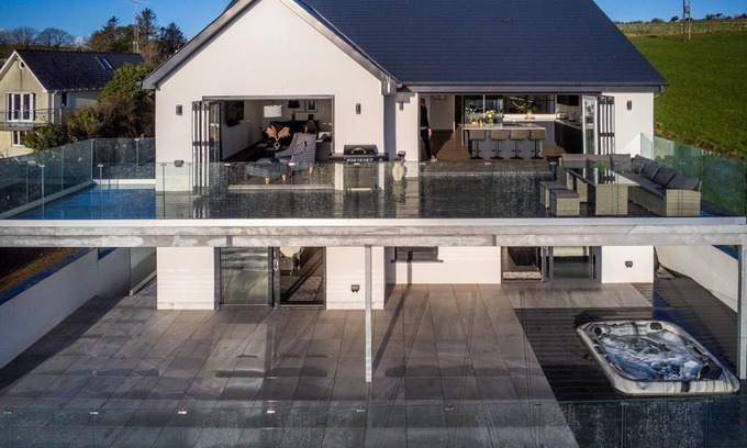 Pendine House | Sunrise - 5 Bedroom Luxurious Holiday Home - Pendine