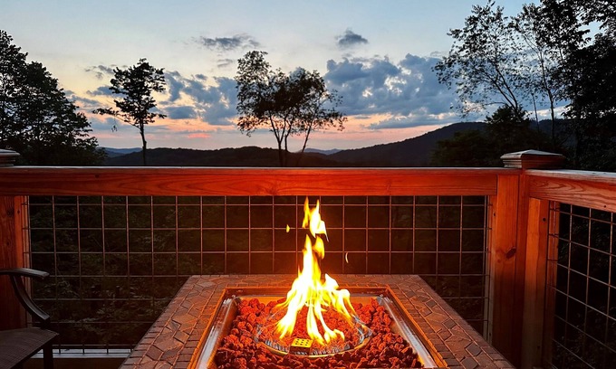 Wolf Laurel Cabin | Sunset Mtn View*Hot Tub*Massage Chair*Game Rm*Hiking*near Hatley Pointe*Fire Pit