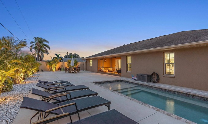 Southgate House | Sunshine Manor | Saltwater Pool + Electric Bikes!