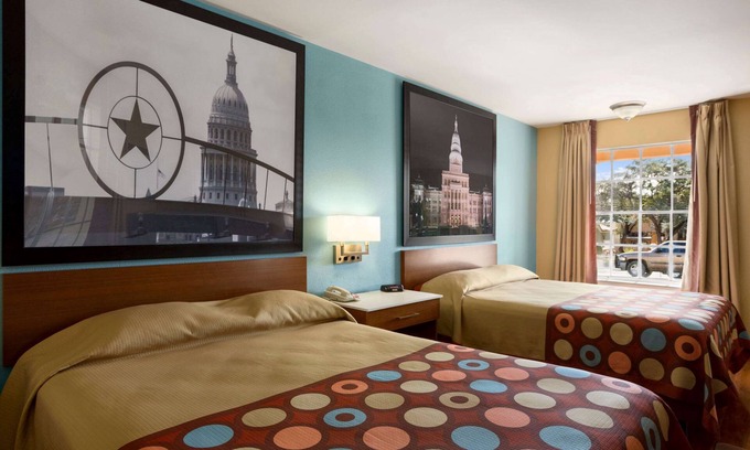 Swede Hill Hotel | Super 8 by Wyndham Austin Downtown/Capitol Area