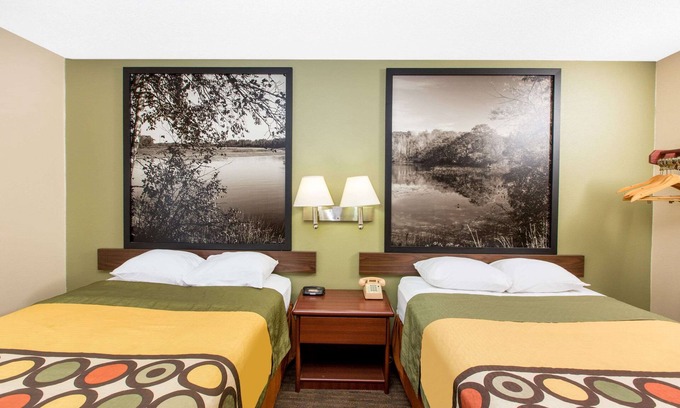 Fairmont Hotel | Super 8 by Wyndham Fairmont