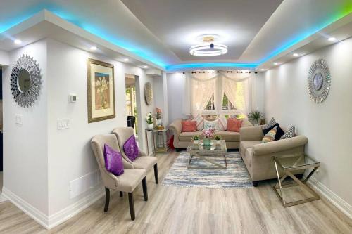 Malvern House | Super Luxury Family Home - 3 Bedrooms, 1 Full Bathroom and 1 Half Washroom with Free Parking, Wifi, Netflix
