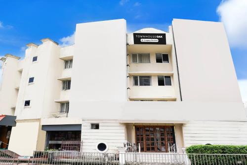 Vashi Hotel | Super Townhouse Oak Vashi