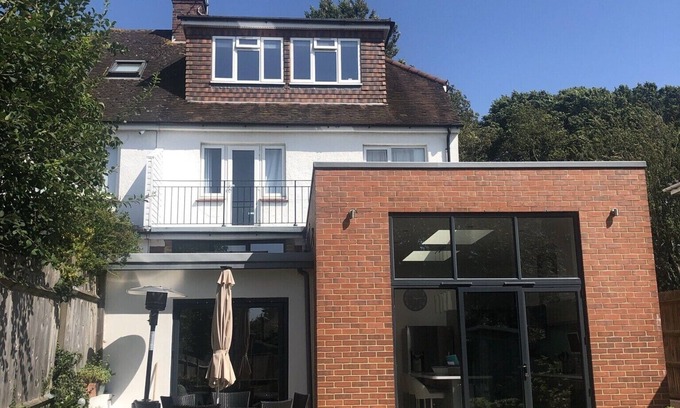 Hove House | Superb 5-bed family house, beach, hot tub, large garden & parking