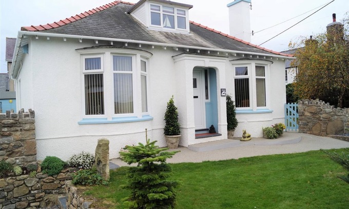 Nefyn House | Superb, Spacious Dormer Bungalow, Enclosed Garden, Near Nefyn Beach with parking