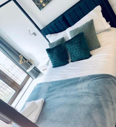 St Albans Apartment | Superior Large Suite Luxury Living City Apartment, 2 Kingsize Bedrooms Business Suite - Free WiFi
