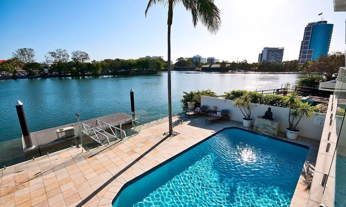 Surfers Paradise House | Surfers Paradise Escape (Heated Pool)