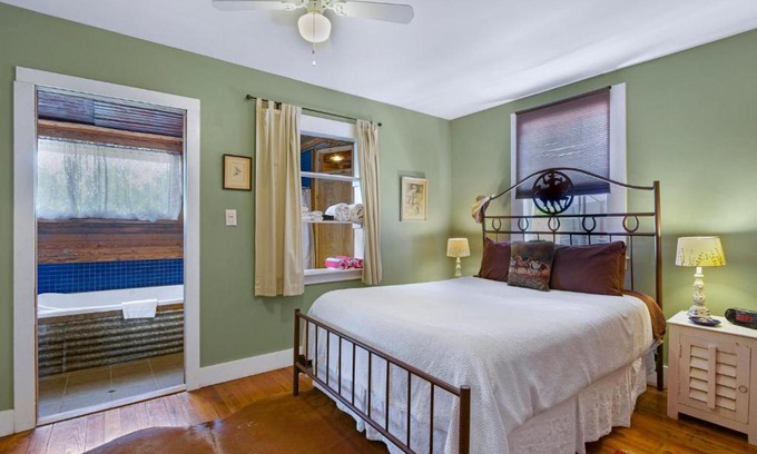 Dripping Springs House | Swing On Inn- Honeycomb Hideaway Suite