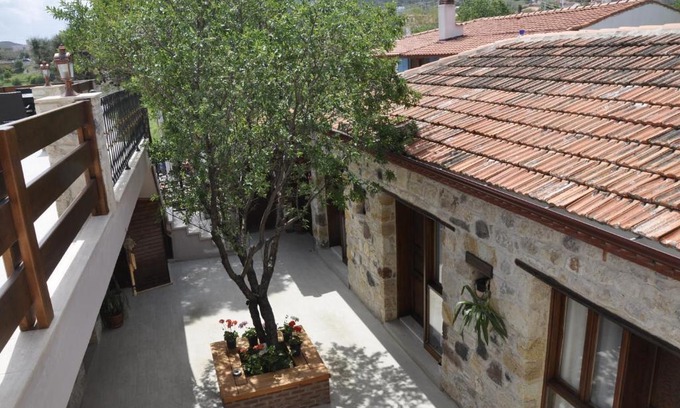 Karaburun Hotel | Taş Avlu Butik Otel