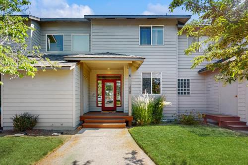 Redmond House | Tee Time Retreat