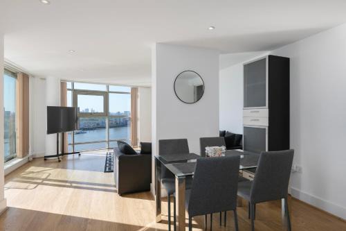 Island Gardens Apartment | Thames View Flat Panoramic City Views 2BR & 2 Bath