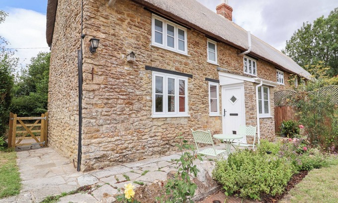 Sherborne Cottage | THATCHERS END, character holiday cottage, with a garden in Sherborne