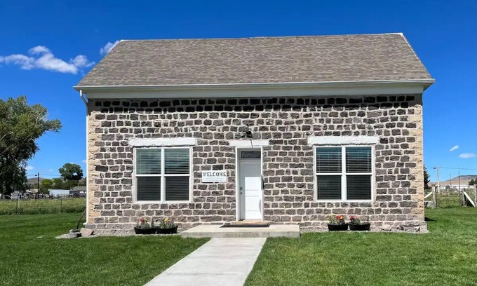 Loa House | The 1898 Rock House