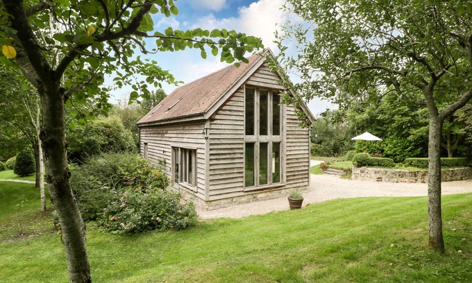 Ebbesborne Wake Cottage | THE BARN AT FROG POND FARM, with a garden in Tisbury, Near Bath
