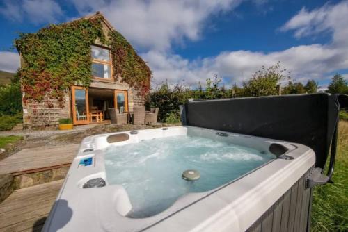 Loch Tay House | The Barn on Loch Tay - Hot Tub