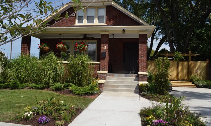 New Buffalo House | The Barton Street Bungalow in New Buffalo, MI. Great location, walk everywhere