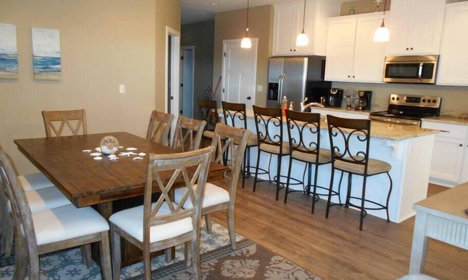 Arnolds Park House | The Bayside V - Awesome 5 BR Bridges Bay Cabin backing to Community Pool!