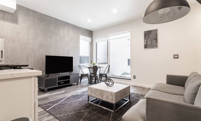Broadway House | ⚡️The Brooklyn⚡️CENTRAL Capital Hill with Perfect Walking score🚶🏻♂️with Rooftop views