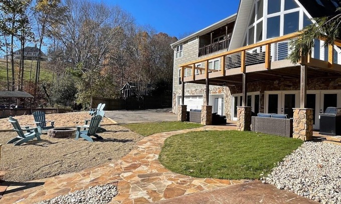 Belmont House | The Chalet on Lake Wylie, 5000 sq ft, Sleeps16, Pet Friendly, Close to Charlotte