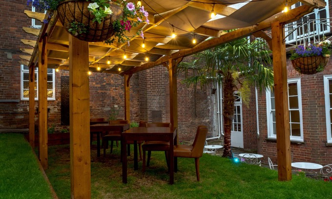 Newbury Hotel | The Chequers Hotel