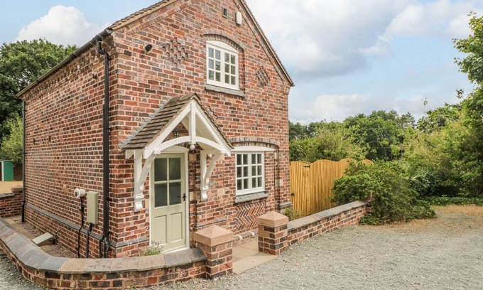 Wrinehill Cottage | THE COACH HOUSE, pet friendly, character holiday cottage in Betley