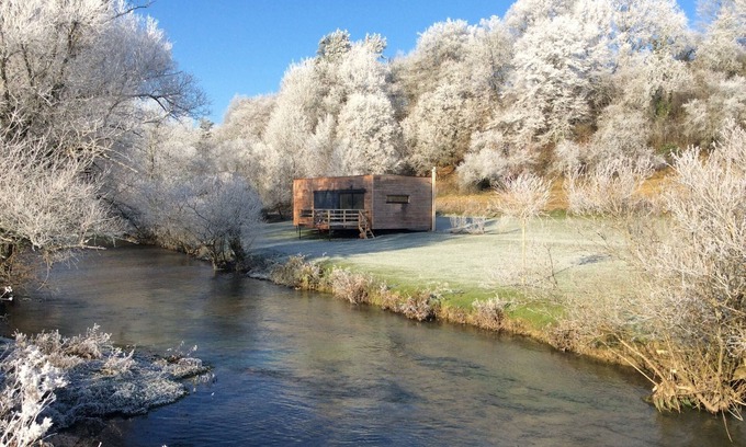 Frenois Cabin | The Cube is a very private spot for an unforgettable experience by the riverside