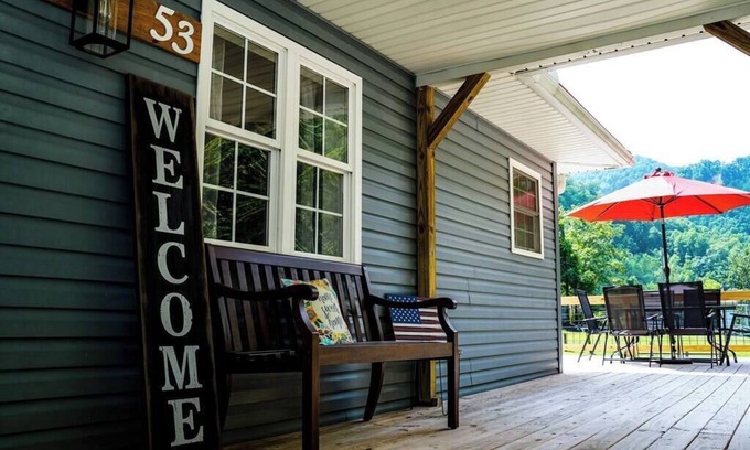 Ragland House | *The Decked out Den*