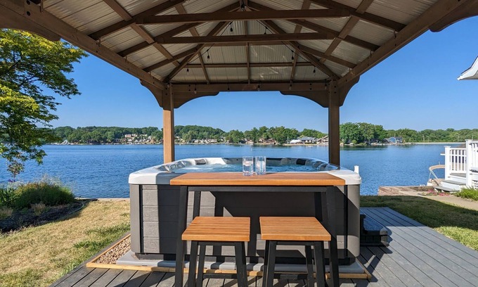 Portage Lakes House | The Docks @ Waterside - Hot Tub - On The Lake!