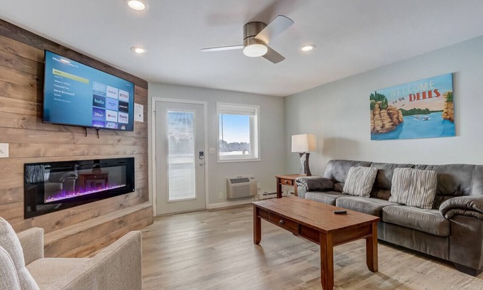 Lake Delton Condo | The Docksider - Couples & Young Families - Lakefront!