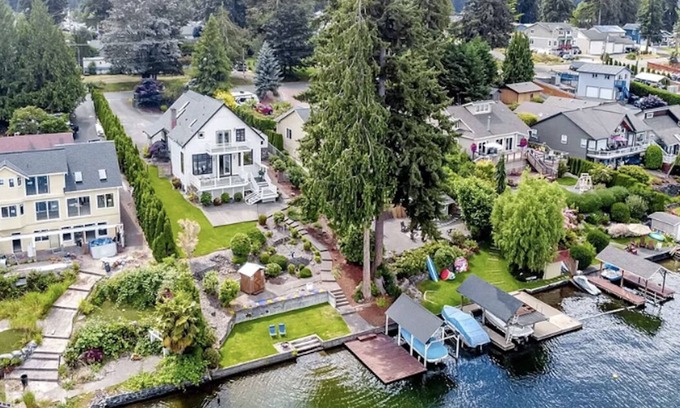 Bonney Lake House | The Edgewater Escape - 2-story full Lake House, on the water, with deck & AC!
