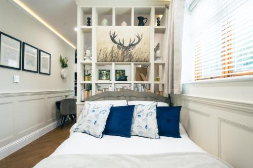 Ashby-de-la-Zouch Apartment | The Former New Inn, air conditioning