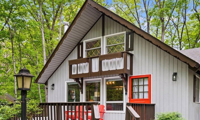 McGaheysville Cottage | The Gingerbread House: 4BR cottage w/modern amenities, sunroom/deck, sleeps 12