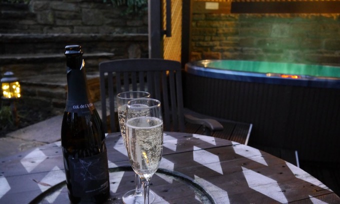 Carleton Apartment | The Granary with hot tub - 2 miles from Skipton